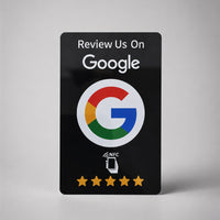 Cara trasera negra de la tarjeta NFC, con el logo de Google, el símbolo NFC y cinco estrellas