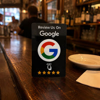 La tarjeta NFC negra de pie sobre la barra de madera de un bar de tapas