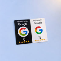 Las dos caras de la tarjeta NFC de Zapheno sobre un fondo azul claro