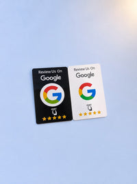La tarjeta NFC negra y la blanca juntas sobre un fondo azul, vistas desde arriba