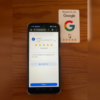 La tarjeta NFC blanca junto a un móvil con la página de reseñas de Google ya abierta y las cinco estrellas marcadas