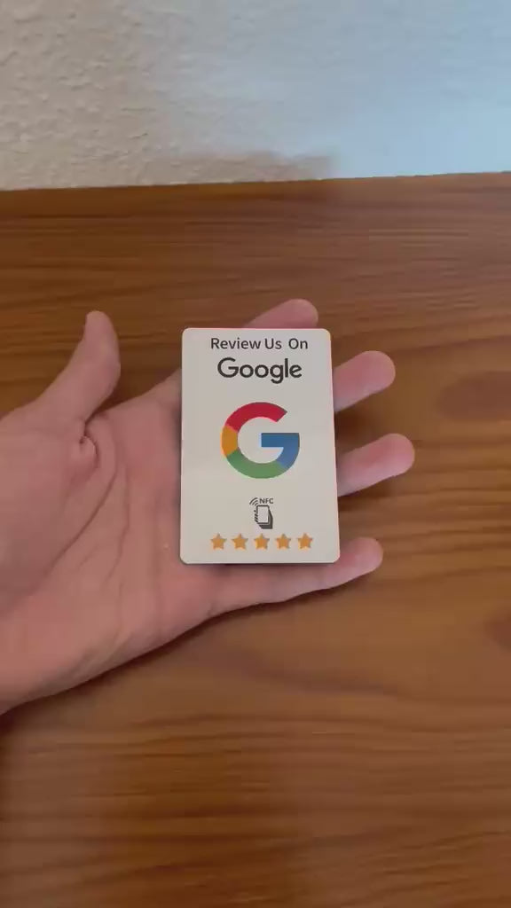 Alguien acerca el móvil a la tarjeta NFC de Zapheno y se abre la página para dejar una reseña en Google