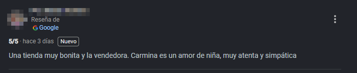 Captura de una reseña de cinco estrellas en Google, con el nombre de quien la escribió tapado