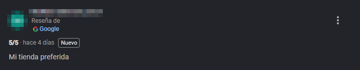Captura de una reseña de cinco estrellas en Google, con el nombre de quien la escribió tapado