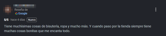 Captura de una reseña de cinco estrellas en Google, con el nombre de quien la escribió tapado
