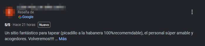 Captura de una reseña de cinco estrellas en Google, con el nombre de quien la escribió tapado