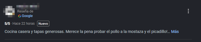 Captura de una reseña de cinco estrellas en Google, con el nombre de quien la escribió tapado
