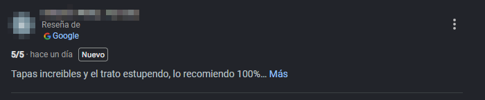 Captura de una reseña de cinco estrellas en Google, con el nombre de quien la escribió tapado