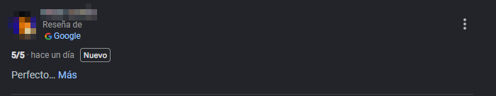 Captura de una reseña de cinco estrellas en Google, con el nombre de quien la escribió tapado